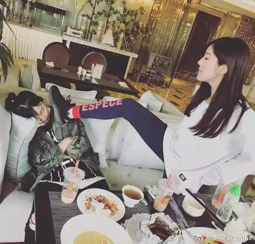 赵奕欢把臭脚放助理脸上惹批评 网友:太过分对人很不尊重