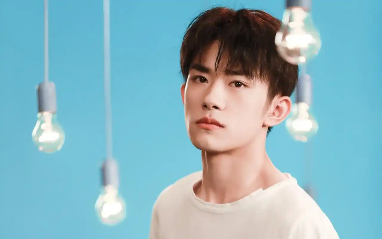 易烊千玺帅气图片桌面壁纸