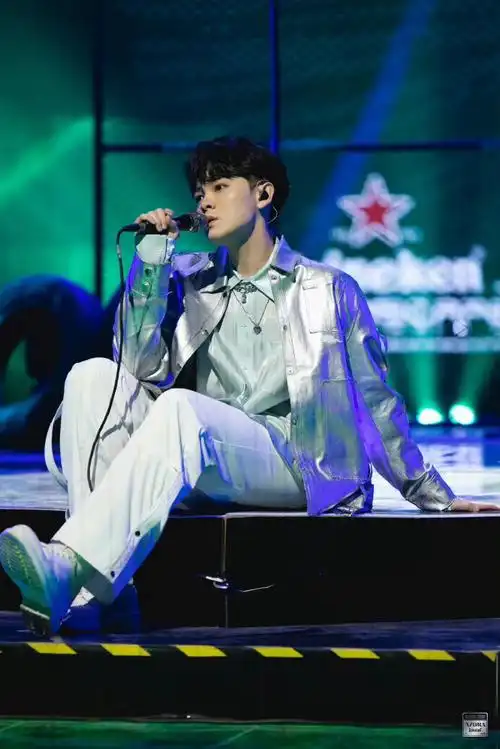 尤长靖晒舞台侧颜照