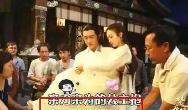 这幅图真是公主抱的经典之作!那轻松的姿态,仿佛是在拥抱整个世界.