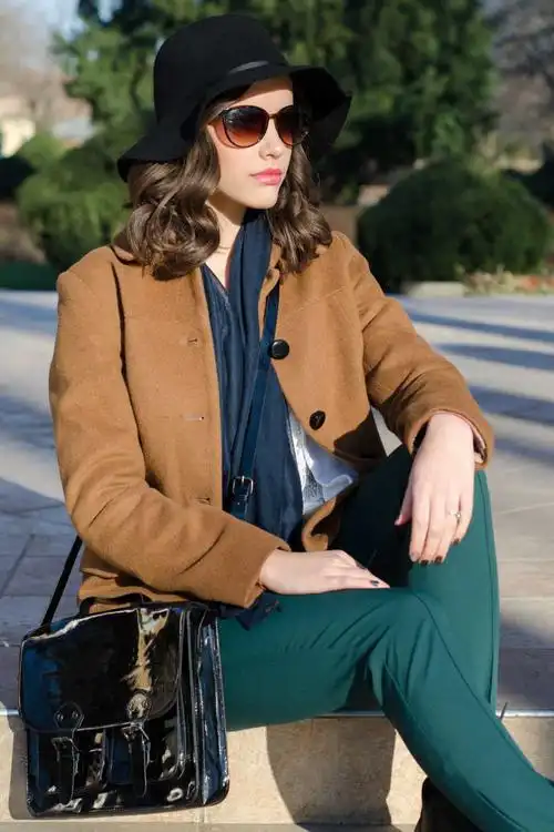 美丽优雅的女士在公园里享受阳光灿烂的春天