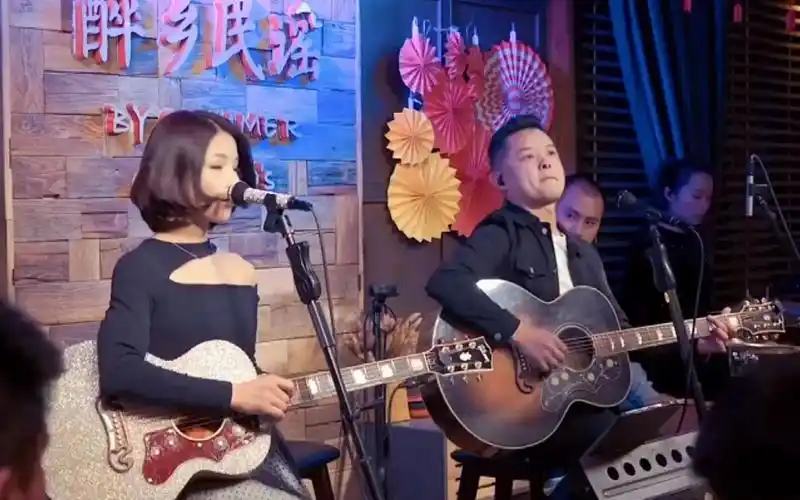 沉默是金cover张国荣夏天播放乐队丽江醉乡民谣现场