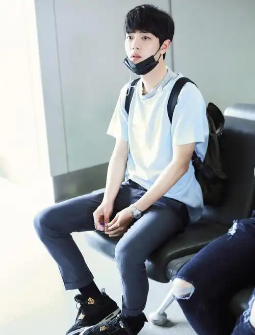 下半身选择灰色成长裤,将肖占的双腿秤的笔直修长,让人的身材比例看