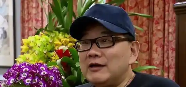 从医学领域到酒店业,从酒店业到娱乐业,让我们仔细看看曹可凡的经历.