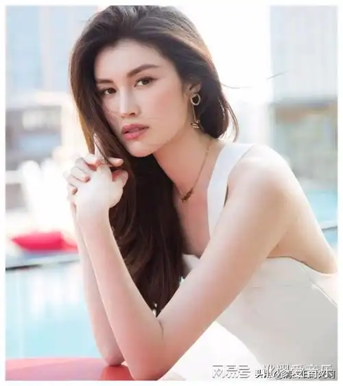 穿上至少十厘米的高跟鞋,我们保守来算十厘米,那么何穗的身高就在188