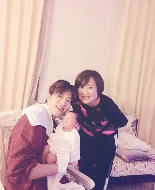 凌潇肃唐一菲儿子百天 百日宴一家三口合体幸福爆棚