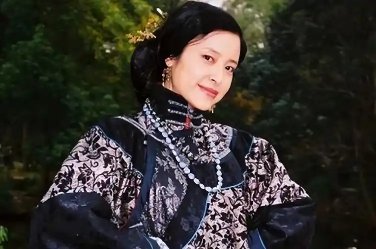 老戏骨徐敏现身医院,75岁穿着厚实精神足,娶小15岁女演员很幸福_腾讯