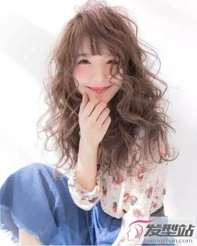 空气烫中长卷发 诠释你的灵动飘逸美_发型站_最新流行发型设计发型