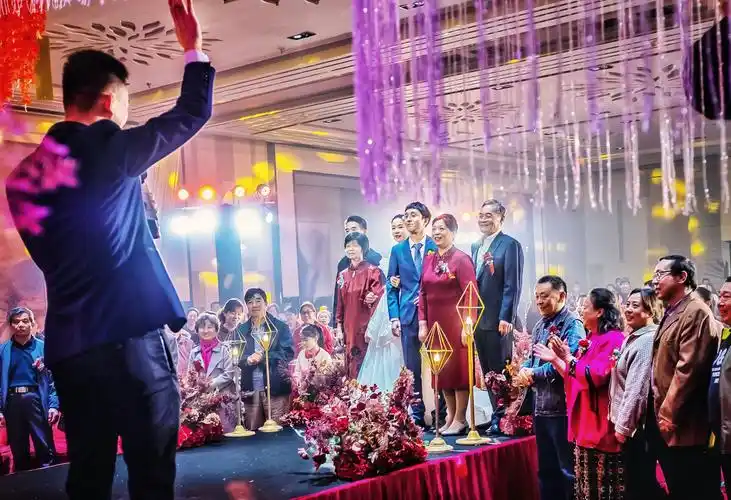 《幸福在招手》 某酒店婚礼现场.参加婚礼庆典仪式的全体来宾,正在司