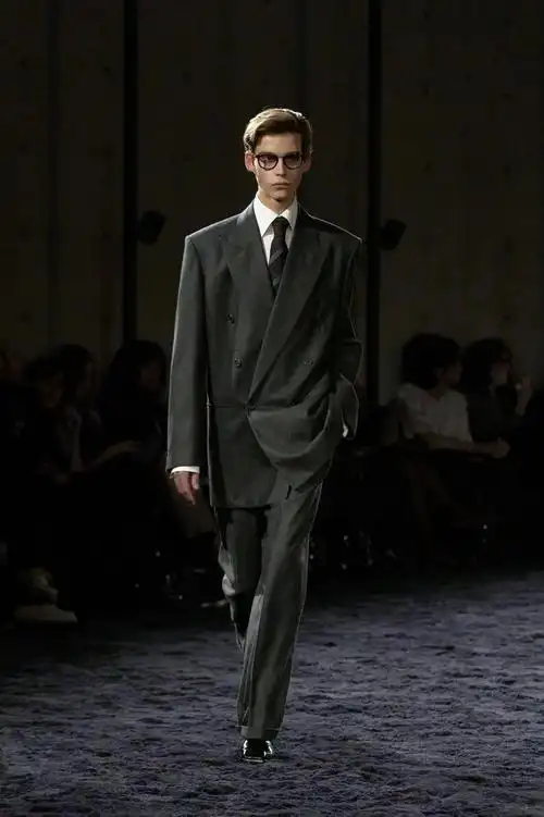 西装男人的无痛医美