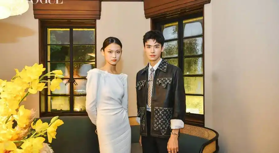 vogue大合影:汤唯和周冬雨共享c位,杨幂和张艺兴站在一起很抢镜_宋茜