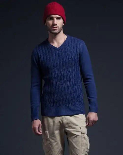 藏蓝色ak绞花v领毛衣