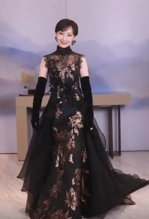 70岁赵雅芝:玩滑板篮球赛车,生3个儿子身材仍不变样,活成女王_生活_穿