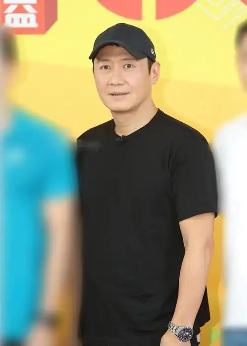 52岁黎明近照曝光当爸后的他身材轻微发福略显苍老帅气不再