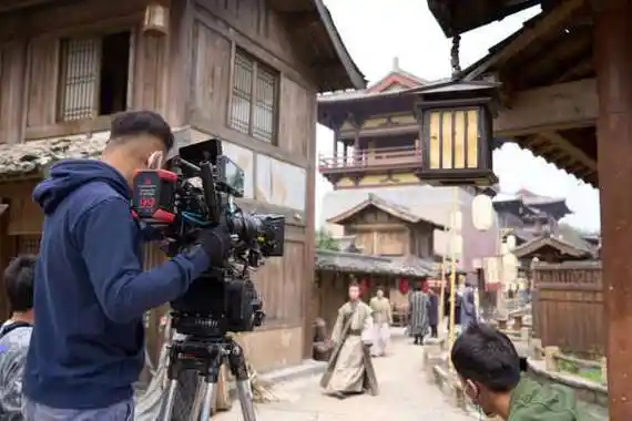 亮码,信息登记后,记者进入横店影视城春秋唐园内的一个古装剧拍摄现场