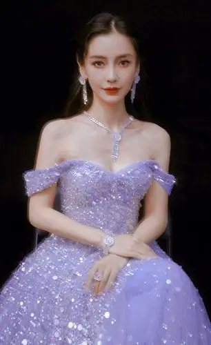 1 / 6 angelababy身穿淡紫色亮片抹胸裙,搭配同色系的耳环和项链,超