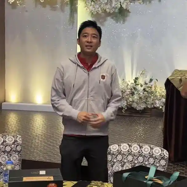 苗侨伟携妻子现身球场!戚美珍面容似男性,霍启山设宴款待群星