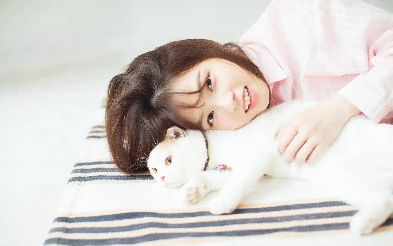 粉红猫咖女孩图片桌面电脑壁纸高清大图预览1920x1200_美女壁纸下载