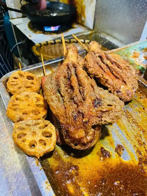 这里的油炸小吃,有很多年历史了,经常看到有很多人在排队.