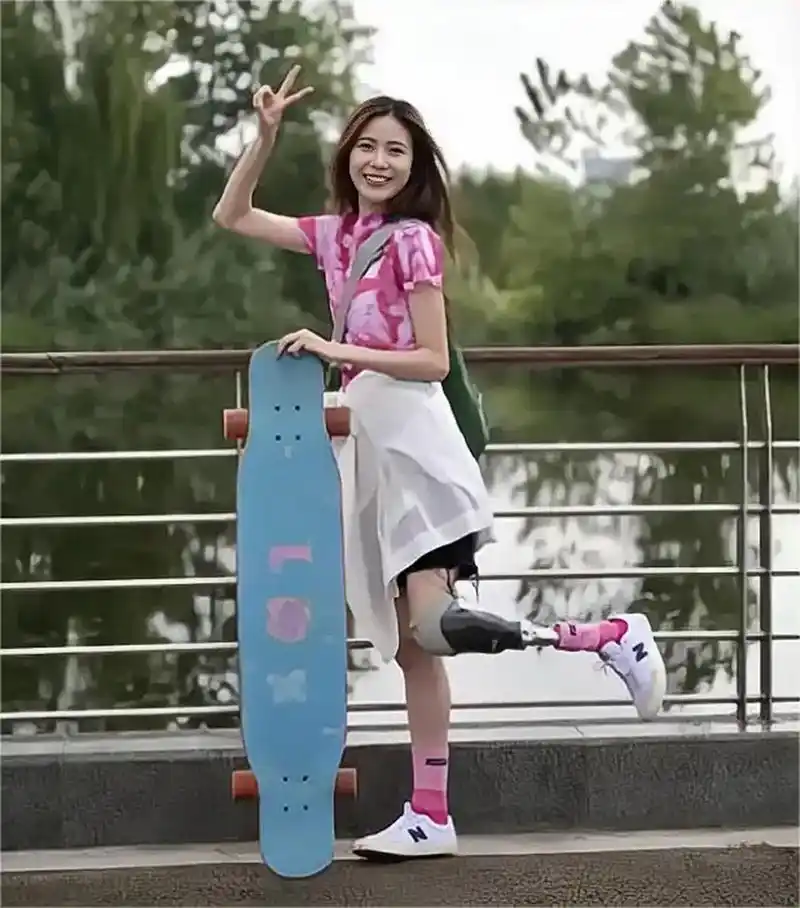 2022年冬残奥会开幕式上,一个戴着假肢,脚踩滑板的女孩,闪闪发光地