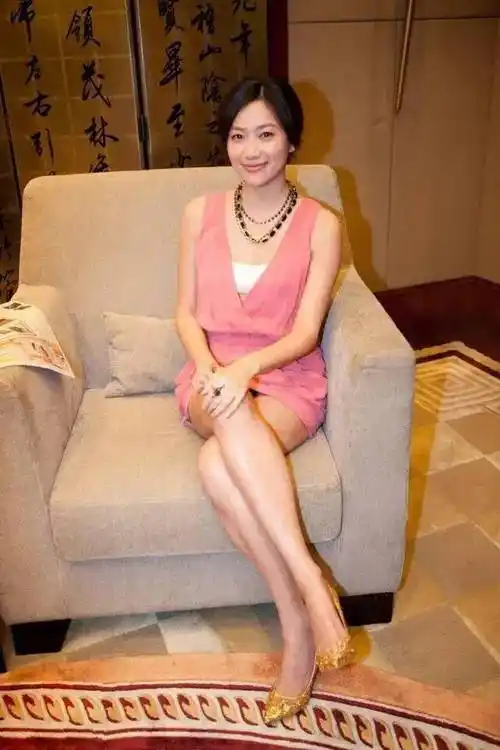 徐静蕾疯狂扮嫩却翻车,穿薄纱上衣染金发太俗气,文艺女神秒变网红