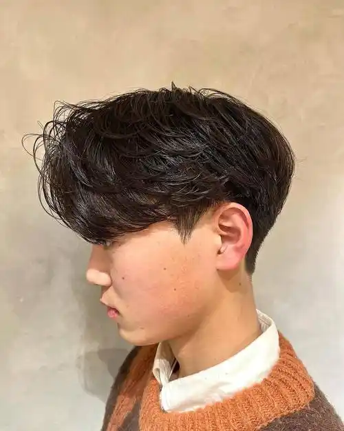 两侧铲短立体后脑勺男发,上面留长梳个分头,尽显男士时尚与帅气_发型