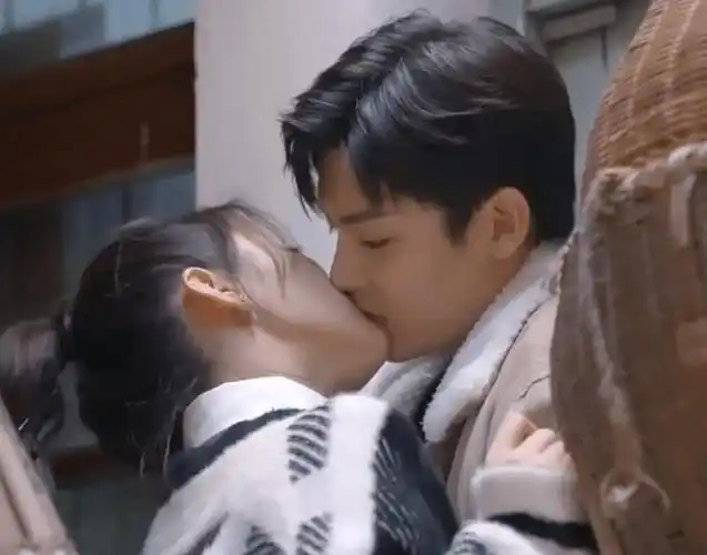 原创杨超越侯明昊也太甜了杨超越主动献吻亲完躲进脖颈中太可爱