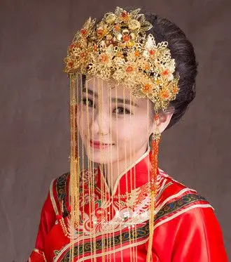 充满高贵气息的新娘盘发,用黄金打造的华丽头饰,展现出古代女子的出嫁