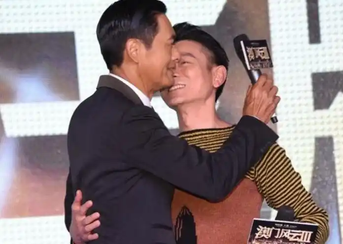 身高一米五却名震香港 提拔刘德华,资助周润发,娶漂亮娇妻为妻