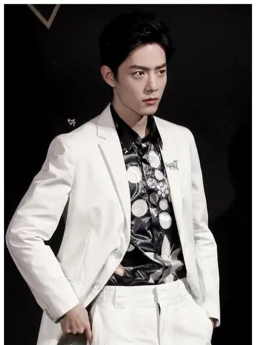 肖战19年星光大赏的名场面你还记得吗把白西装穿的这么好
