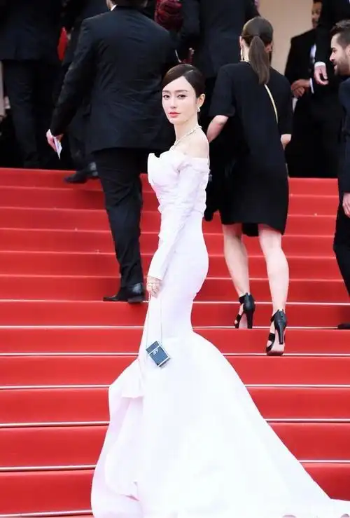 赵雅芝"尤物身材"好惊艳!穿花朵上衣搭半身鱼尾裙,凹凸感无敌