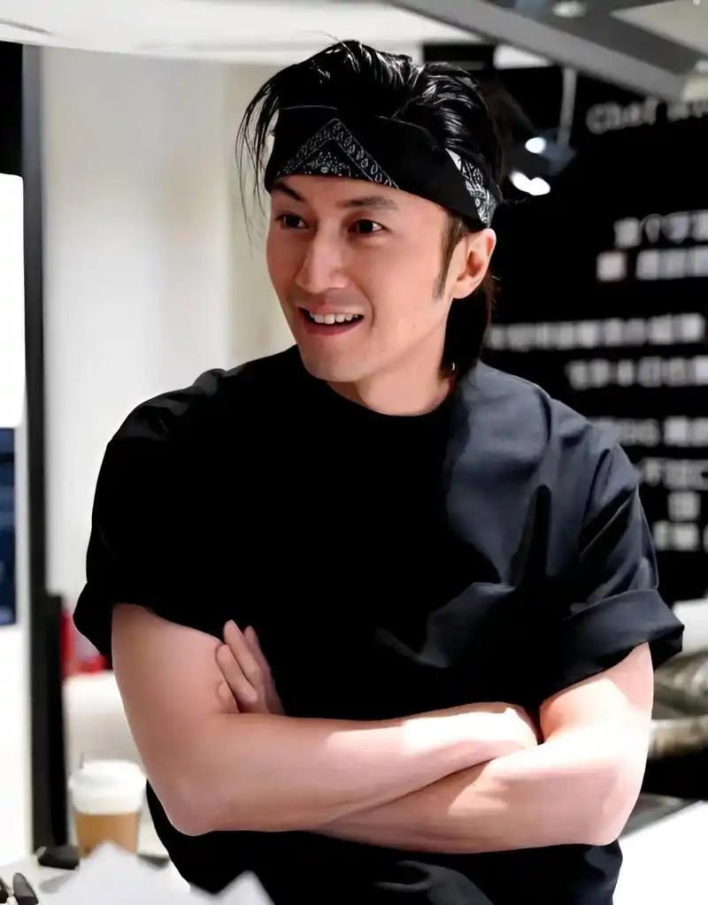 43岁的谢霆锋轻松地梳着道明寺的发型,嘴里叼着一根意大利面条.