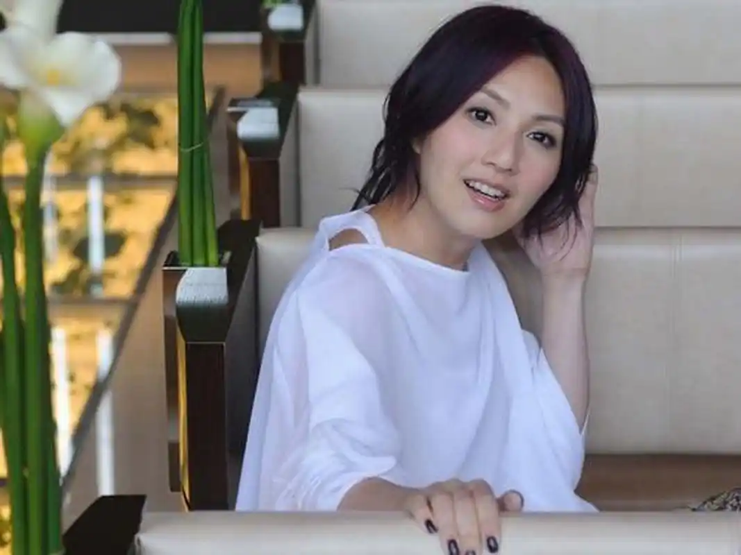 大笑姑婆杨千嬅,不仅在影视上透着叫人大笑的傻气,更是连小时候的调皮