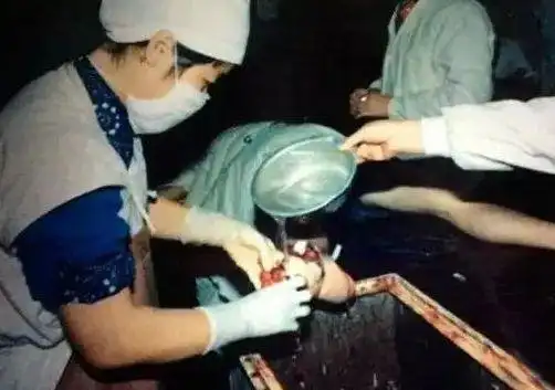 老山战役,战士"烂裆"羞于治病,女军医:我是你姐姐,怕什么!