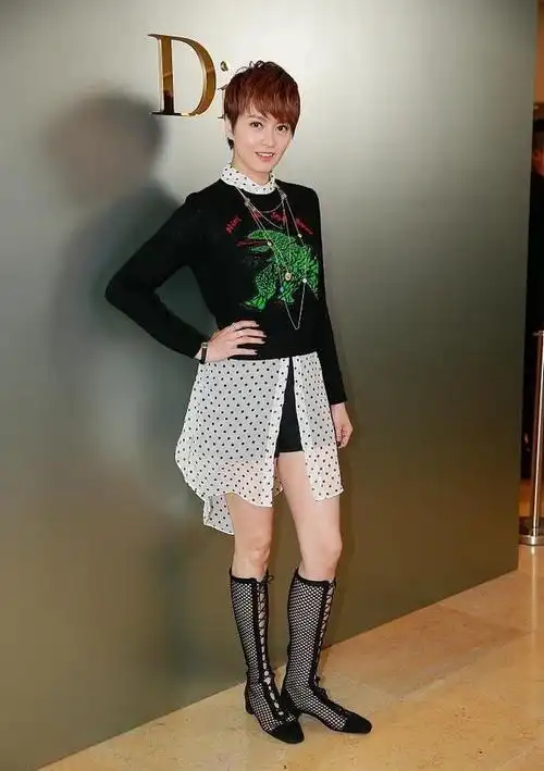 梁咏琪人到中年却没老气感,穿粉裙装不老,却踩了双运动鞋!