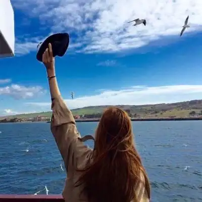 长发女生的唯美背影,旧城时光那么美,女生头像图片-回车桌面