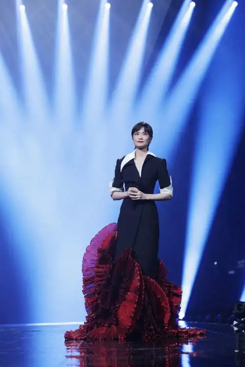 时装highlight##李宇春广州演唱会造型##2024李宇春周末愉快演唱後