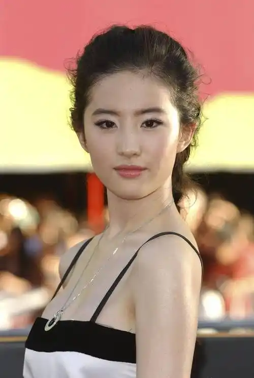 原创刘亦菲的长相美丽而不庸俗出尘之美的背后是努力