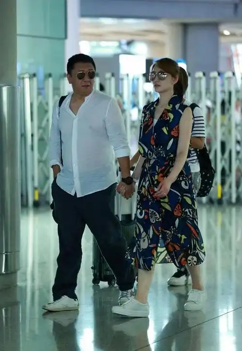 李小冉携老公走机场花裙配新发色显沧桑发福老公衬衫单薄好尬