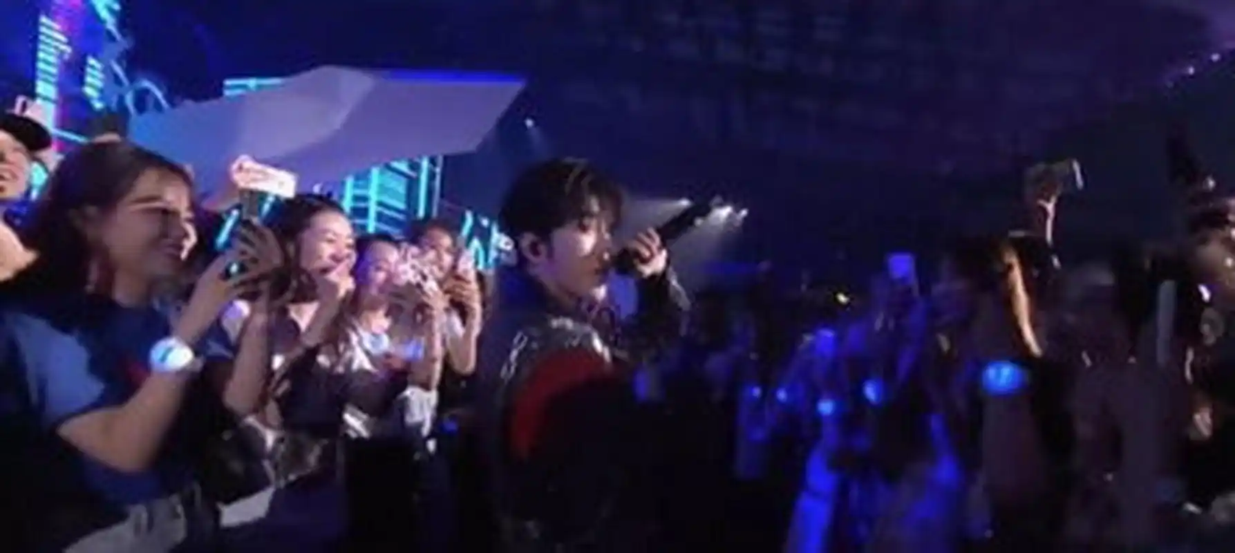 蔡徐坤演唱会应援词# 蔡徐坤应援口号披金成王,伴坤远航,来自爱吃的.