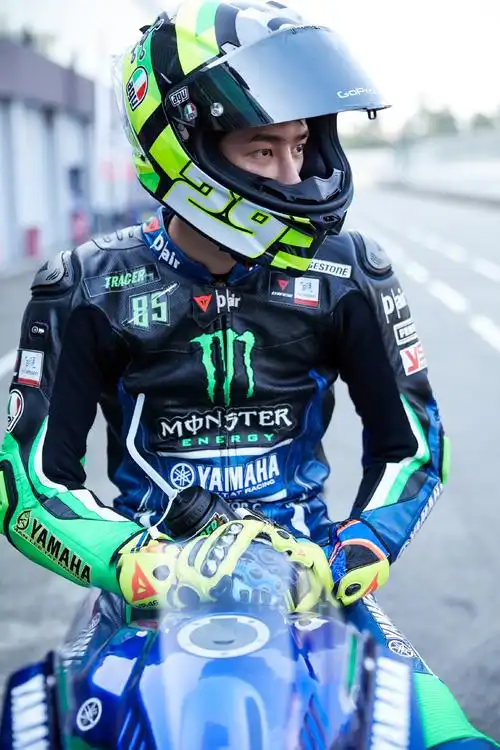 王一博赛车因对手失误摔倒就最后半圈太可惜了还好人没事