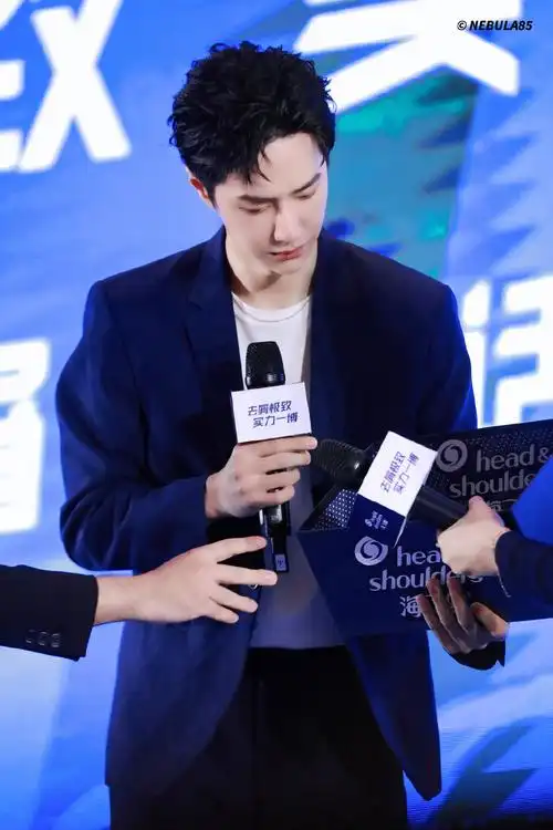 [王一博][新闻]201024 王一博身着宝蓝色西装出席品牌活动 霸道总裁式