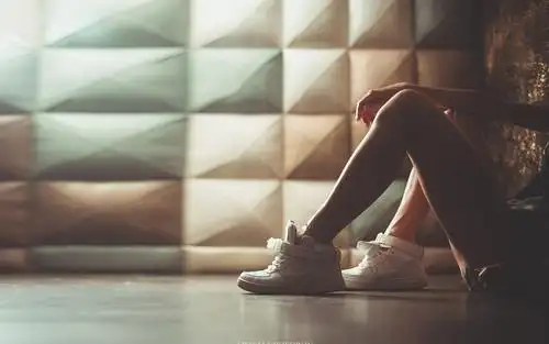 潮流女生的运动鞋个性电脑壁纸图片