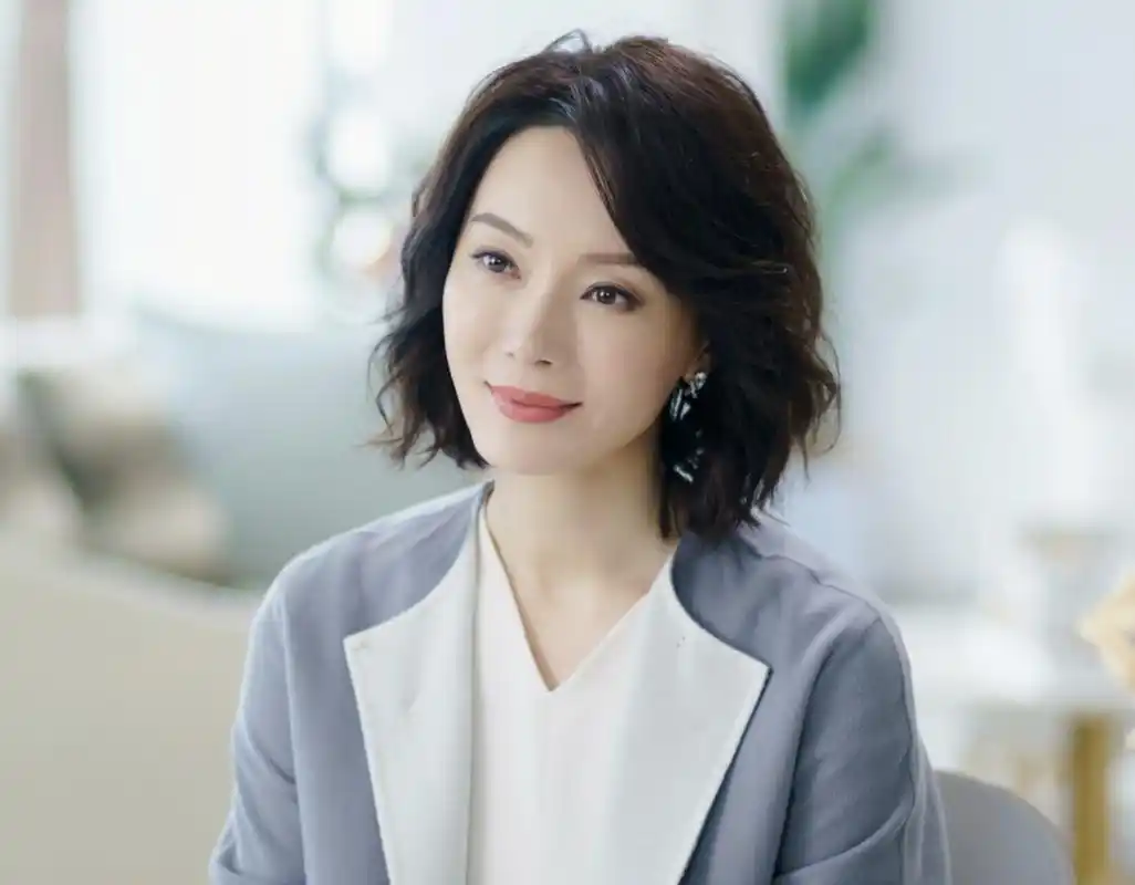 60岁女人头发别留太长,显少还易掉!这4款短发刚刚好,时髦多了_发型