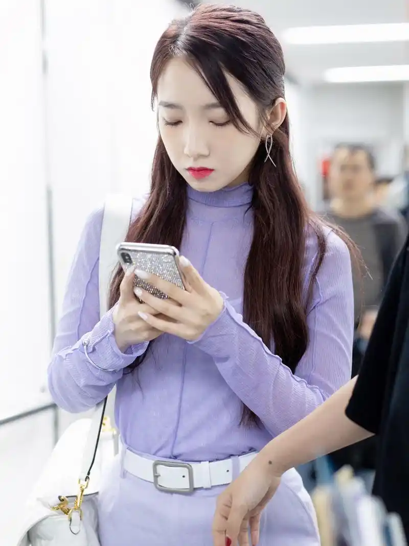 山支大哥孟美岐私服穿搭 温柔的香芋紫 山支大哥孟美岐机场私服穿搭