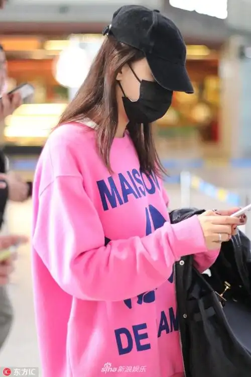 17 08:55:25 1 / 6 新浪娱乐讯 2018年9月16日,孙怡现身北京机场,奔赴