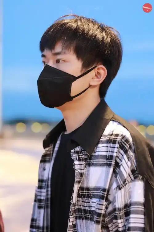 易烊千玺深圳##易烊千玺腿部受伤