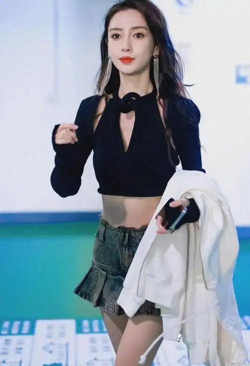 杨颖曝光你绝对想不到她穿上牛仔小短裙的样子