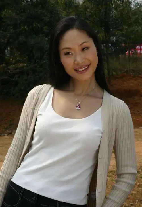 被称为最美女歌手, 曾多次登上春晚, 却在离婚后为爱嫁"丑男