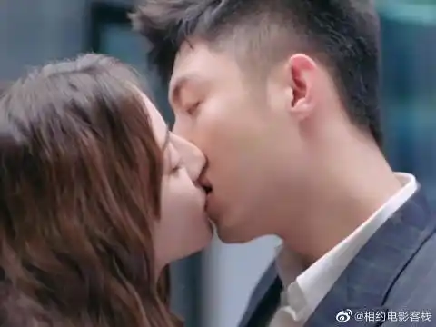 黄景瑜热巴咬唇吻戏,跟李沁吻到忘情,撩妹技能max为何仍单身_腾讯视频